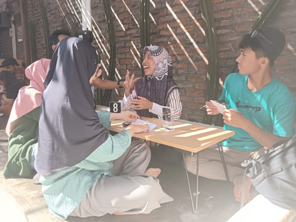 para teman istimewa mengisi waktu luang untuk diskusi atau ngobrol dengan para pendamping